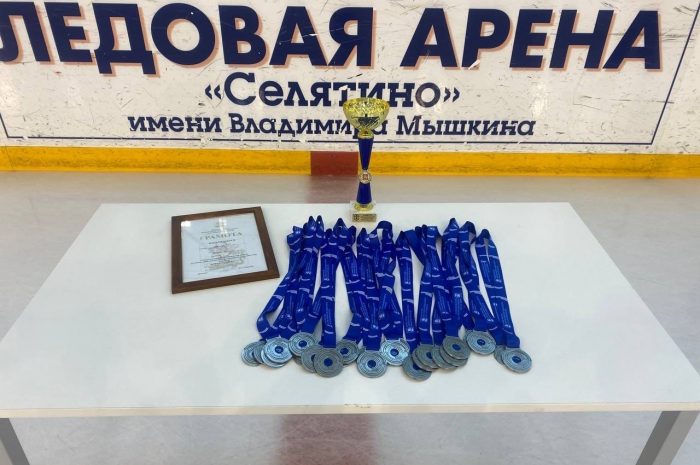 поздравили хоккеистов и тренера Давыдова Дениса ХК «Юность» (2009 г.р.) которые заняли 2 место в Первенстве по хоккею Московской области (группы Б) сезона 2021-22 г.г